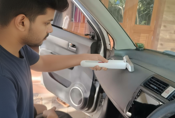 Person cleaning a car interior with Fresvia mini squeeze mop